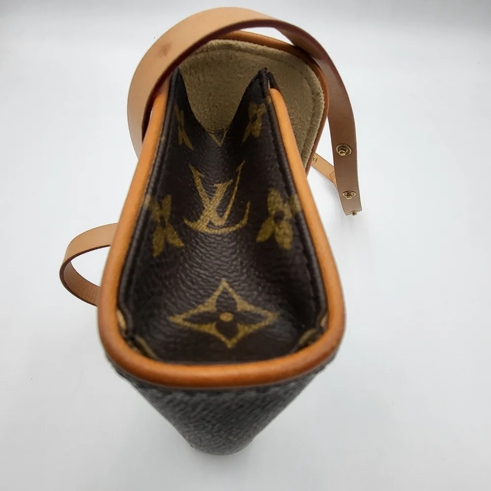LOUIS VUITTON Pochette Florentine Monogram Canvas Belt Bag..Authentic w/COA..